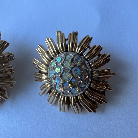 Vintage Crown Trifari Aurora Borealis Gold Tone Flower Sunburst Clip On Earrings - Picture 3 of 6